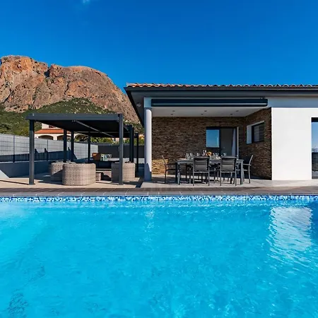 Afa, Proche D Ajaccio, Magnifique 4 Pers Avec Piscine Privée Et Vue Montagne Villa